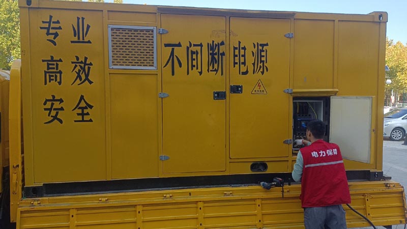 察布查尔柴油发电机组和UPS电源配合使用时，如何避免切换过程中的电力中断？